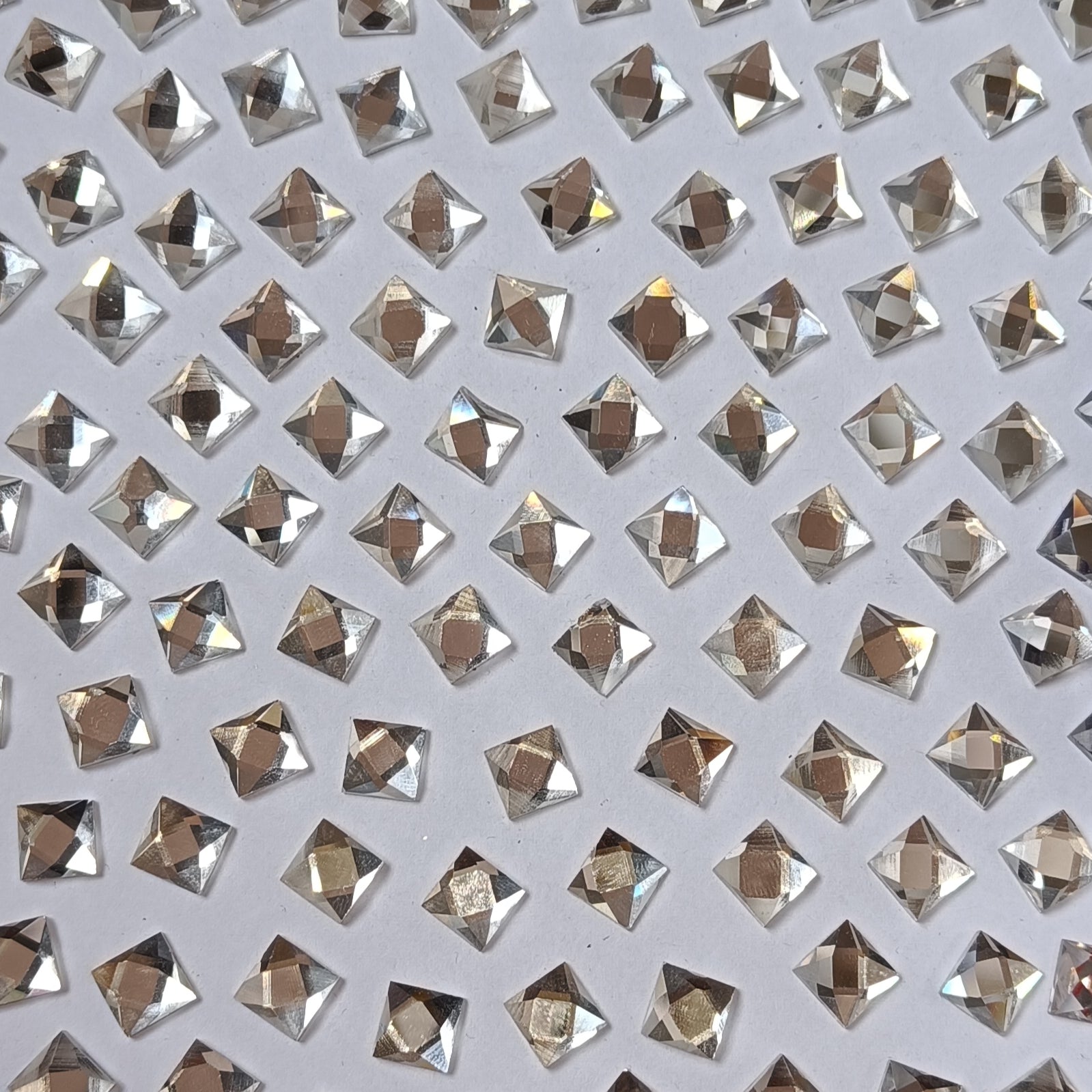 VDEAL BEADS kundan, 500pcs of 8x8mm square shaped kundan with fabric glue