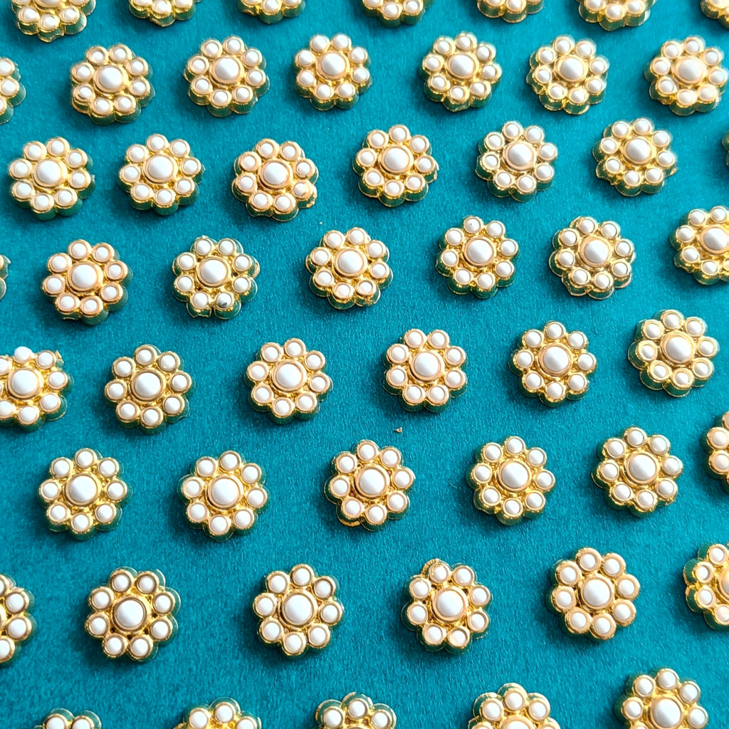 VDEAL BEADS 250pcs of 10mm pearl flower shaped motifs with glue