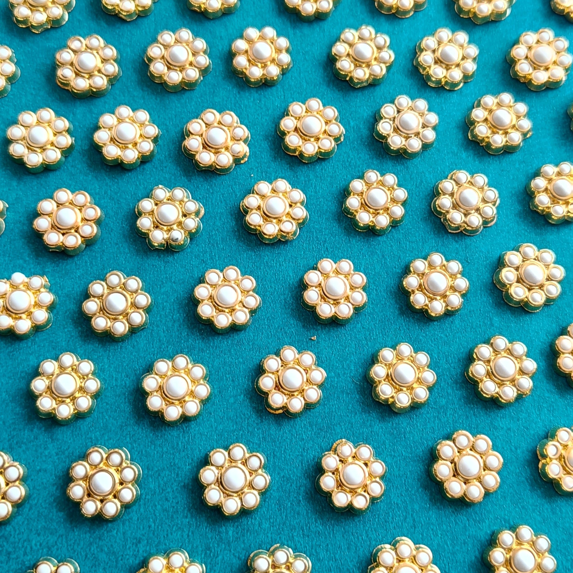 VDEAL BEADS 250pcs of 10mm pearl flower shaped motifs with glue