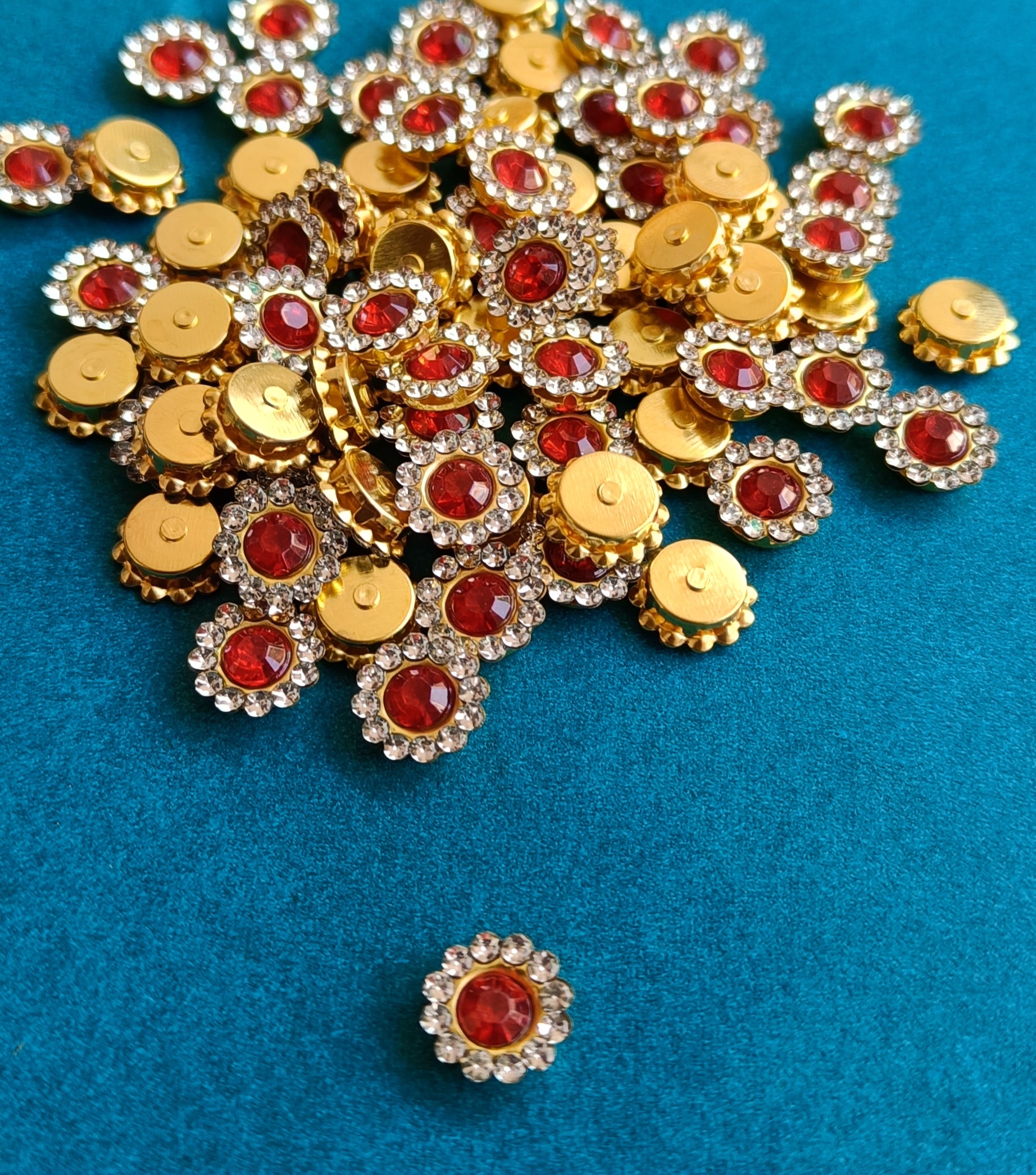 VDEAL ONLINE | Red Stone Studded Flower Buttons 10mm (2000 pcs) | VDEAL Online